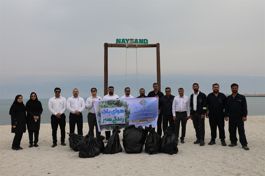 پاکسازی ساحل نایبند توسط کارکنان مخازن سبز پتروشیمی عسلویه