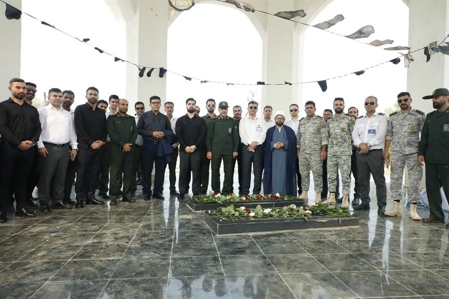 حضور پرشور کارکنان و مدیرعامل مخازن سبز در گلزار شهدای منطقه ویژه اقتصادی پارس به مناسبت هفته دولت