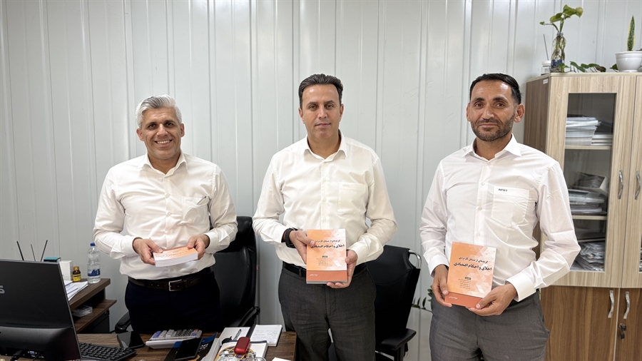 اهدای کتب اخلاقی و اقتصادی به کارکنان شرکت مخازن سبز پتروشیمی عسلویه